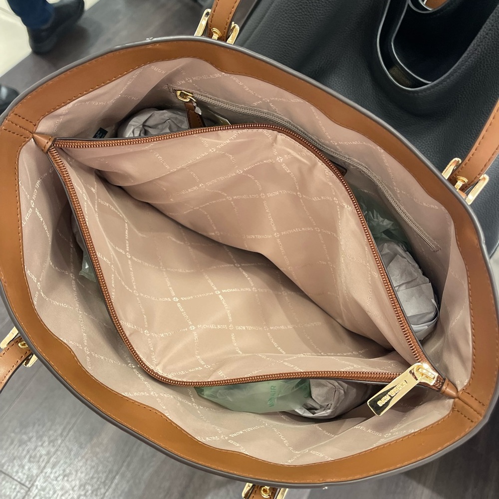 Michael Kors Voyager Lg EW Top Zip Color-Block Logo Shoulder Tote
Camel Mult
NWT - Picture 8 of 16